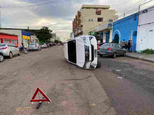 Acidente com capotamento no centro da Capital