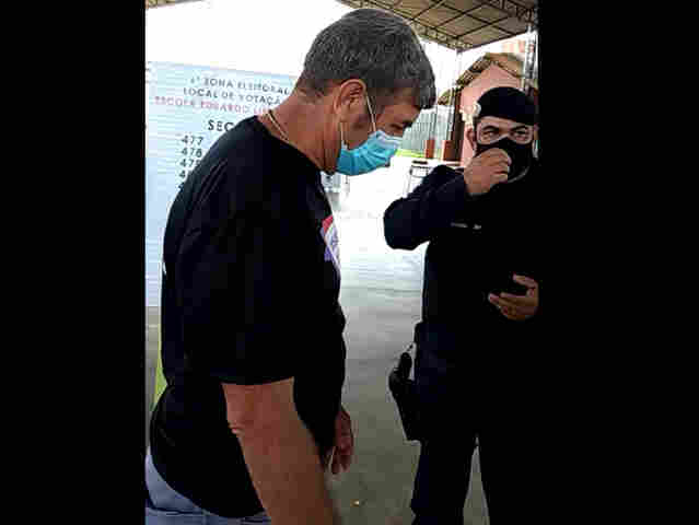 Vídeo: Voluntário do TRE é acusado de fazer propaganda em sessão eleitoral