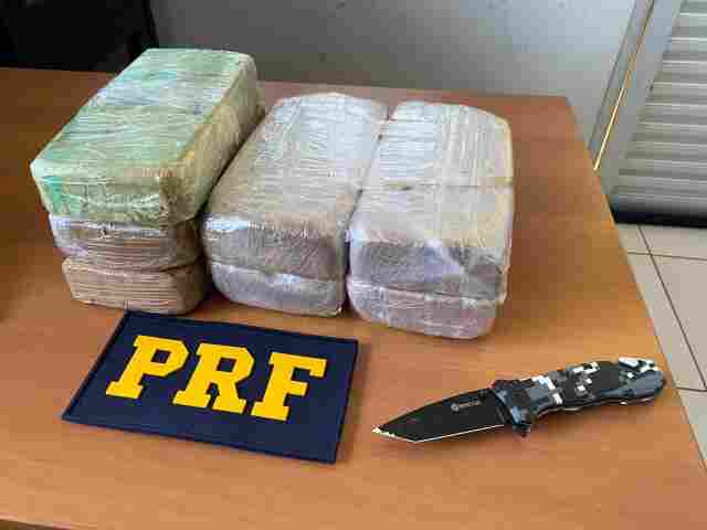 PRF prende mulher em ônibus que levava passageiros para hemodiálise com mais de 7 quilos de cocaína