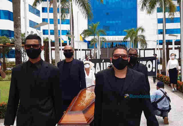 Servidores protestam no CPA e levam caixão com a “saúde morta”