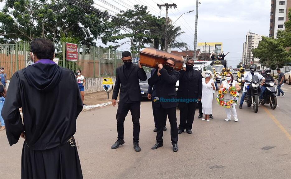 Servidores protestam no CPA e levam caixão com a “saúde morta”