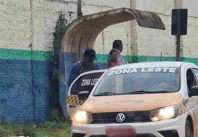 Táxis compartilhados usam aplicativo da nova empresa de ônibus para assediar passageiros em pontos