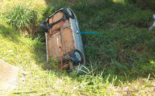Mulher provoca acidente e cai com carro em canal da Jorge Teixeira