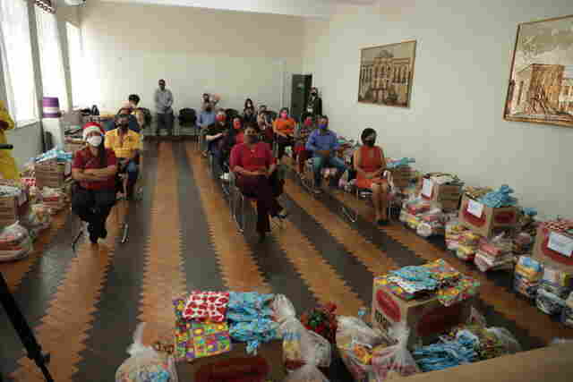 Prefeito entrega cestas básicas para 30 entidades