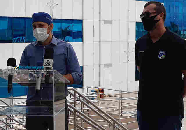 Internados com Coronavírus, governador e primeira-dama precisaram usar máscaras de ventilação