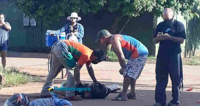 Motorista avança preferencial e atinge adolescente e jovem