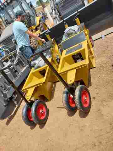 Prefeitura adquire máquinas para construção de meio fio