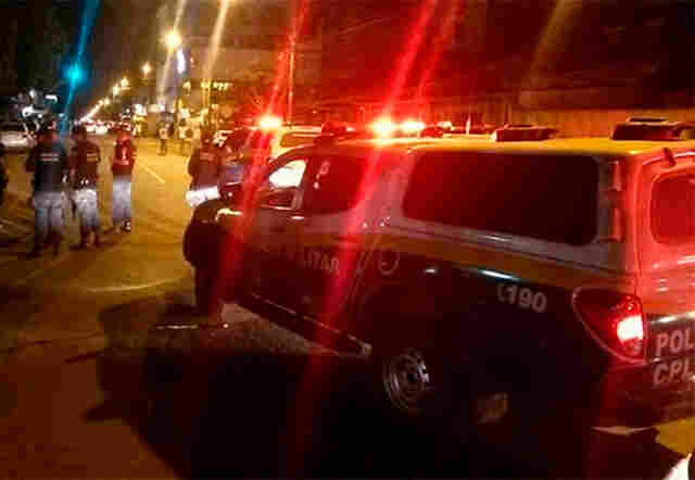 Motorista bêbado foge de policiais, joga chave de carro em terreno, simula agressão e acaba preso