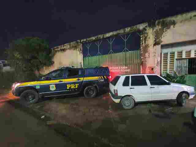 Homem é preso com veículo roubado
