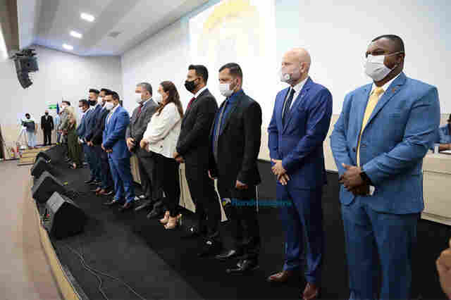 Vereadores são empossados e reelegem Edvilson Negreiros para presidência da Câmara