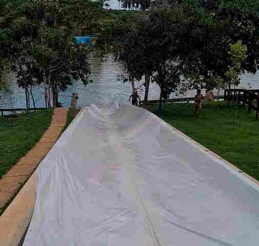 Jovem morre afogado após bater cabeça em escorregador de balneário