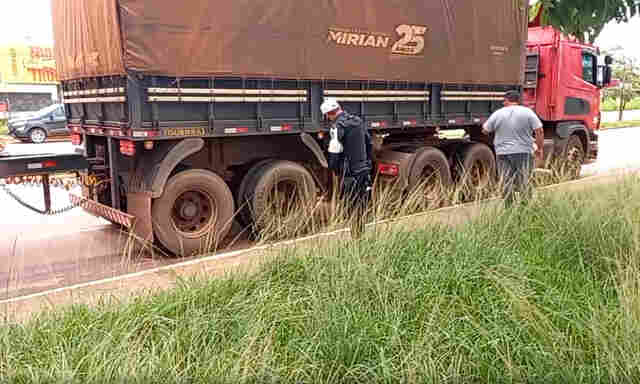 Ciclista morre esmagado por carreta na Capital