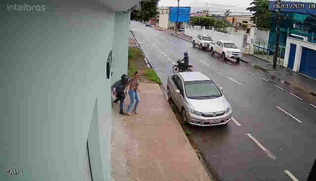 Vídeo: ladrões roubam trabalhadora em frente a emissora de TV