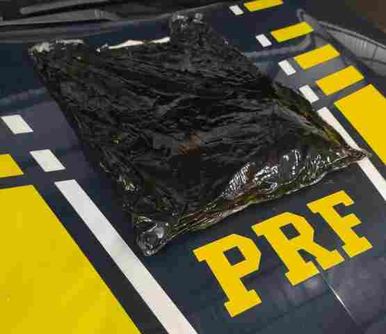 PRF apreende 2,5 kg de cocaína preta em Ji-Paraná