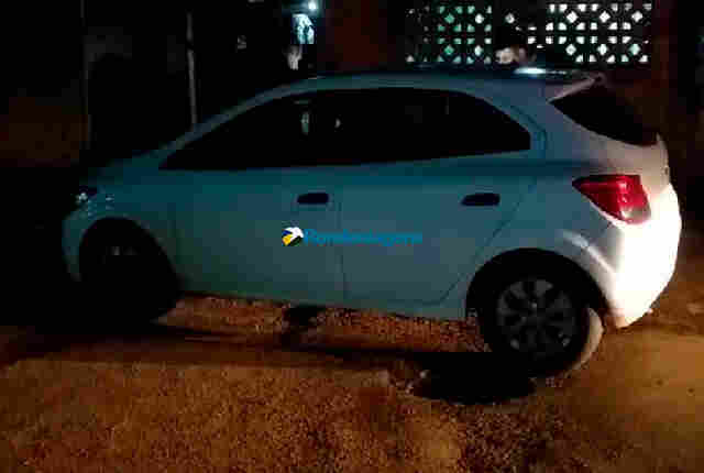 Após roubo, bandidos jogam mulher para fora de carro em movimento