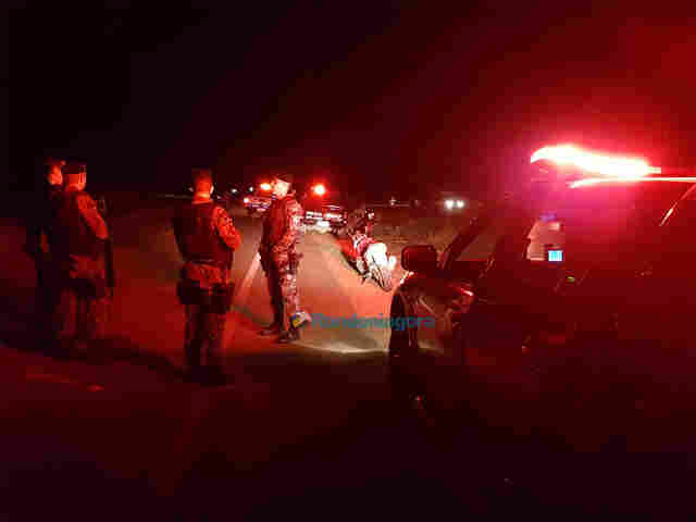 Bandidos torturam vítima e incendeiam carro