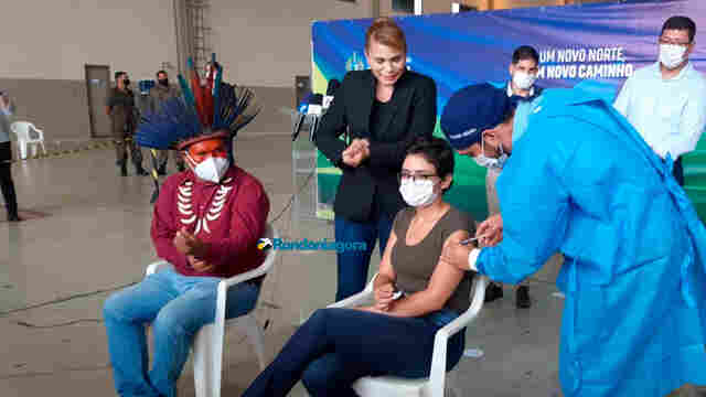 Primeiros imunizados falam em emoção, alívio e satisfação pelo momento