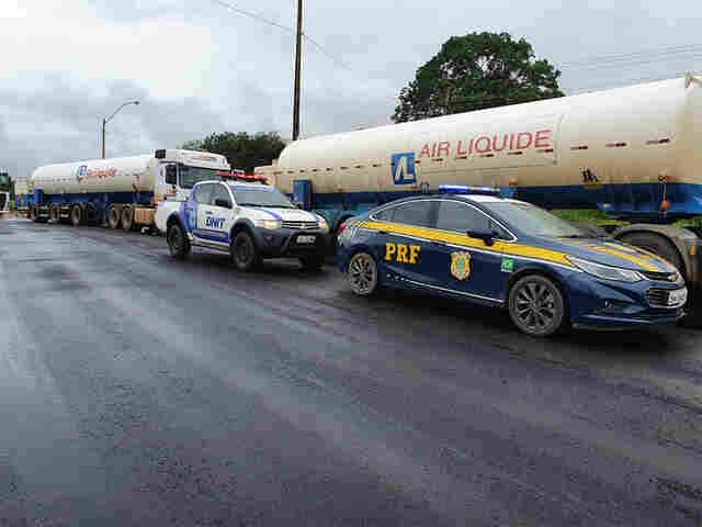 Comboio com oxigênio para Manaus segue pela BR-319