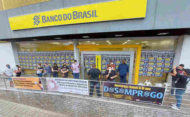 Bancários fecham agências do Banco do Brasil e já falam em greve por tempo indeterminado