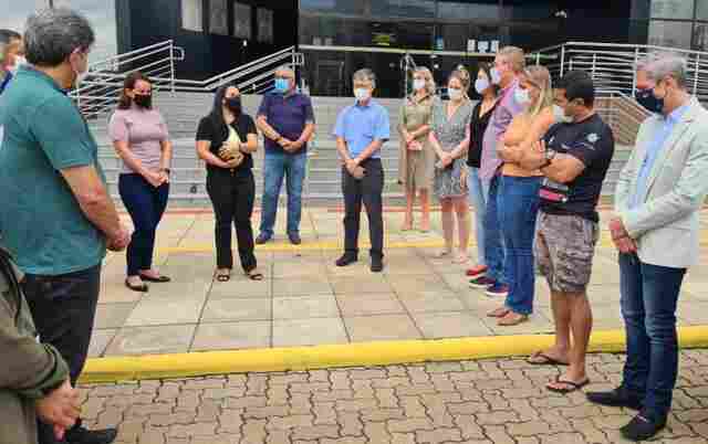 Cortejo em homenagem a Walter Waltenberg passa em frente ao prédio do TJRO