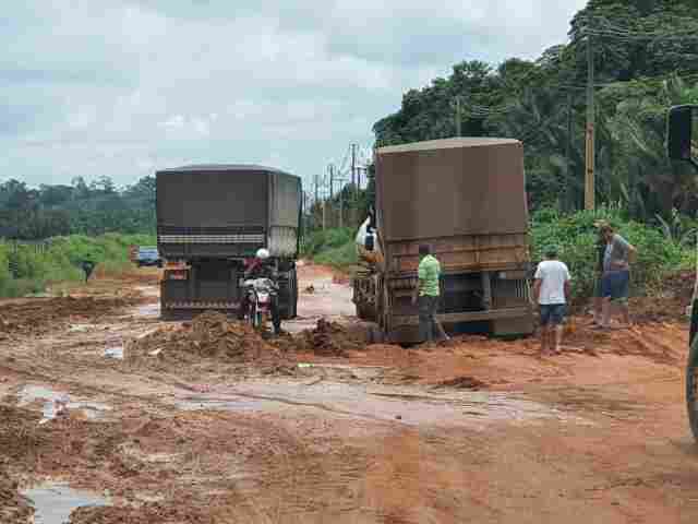 Trecho da “Estrada da Penal” piora e população, revoltada, joga cascalho para evitar atoleiros