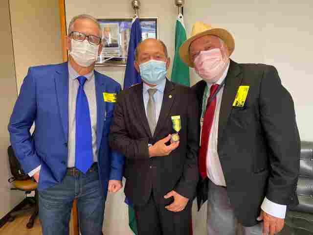 Coronel Chrisóstomo é homenageado e recebe Medalha do Mérito Duque de Caxias