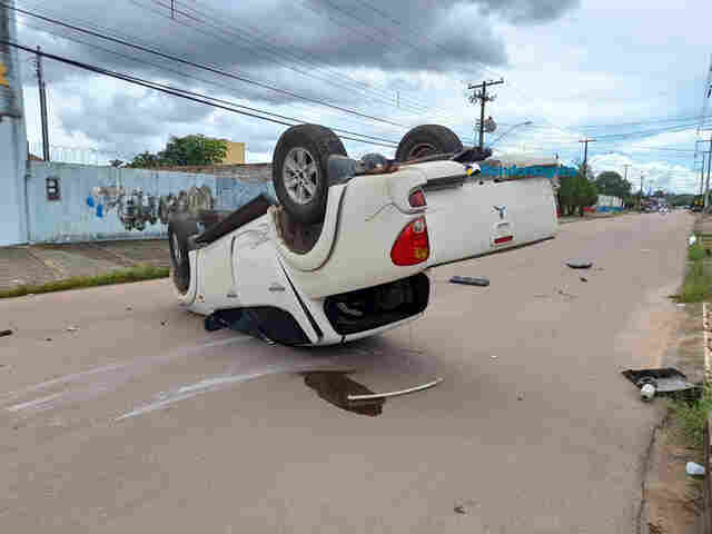 Caminhonete capota após colisão em Porto Velho