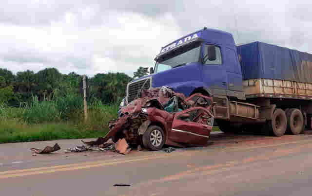 Bebê morre em acidente envolvendo duas carretas e um carro na BR-364