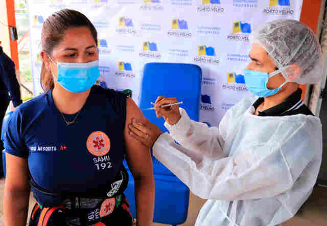 Segunda dose da CoronaVac para profissionais de saúde começa a ser aplicada na segunda-feira