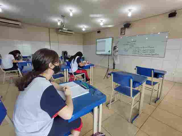 Alunos do Laura Vicuña retornam às aulas no modo ensino híbrido