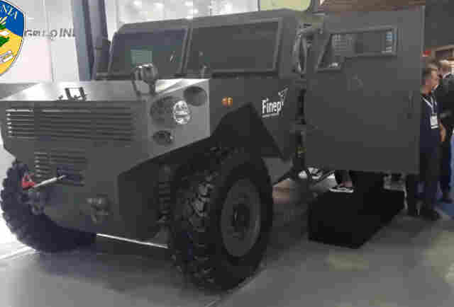 Governo anuncia compra de veículo blindado para a PM, que segura tiro de fuzil