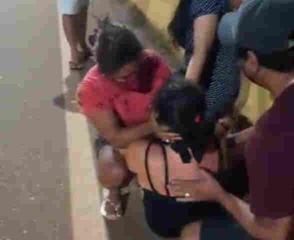 Populares impedem mulher de se jogar de ponte