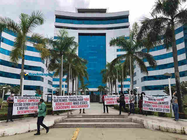 Empresários e trabalhadores protestam contra fechamento de bares e boates