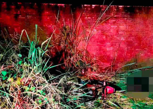 Homem perde controle de moto e morre ao colidir em muro