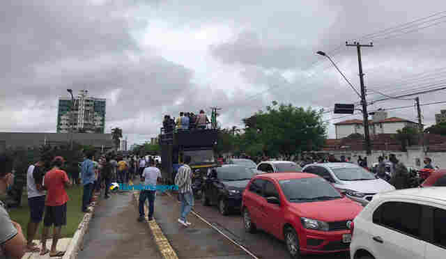 Motoristas de aplicativos e motoboys protestam contra aumento da gasolina