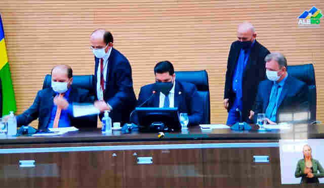 ALE aprova criação de fundo para vacinas; pressionado, Governo cede e retira projeto sobre multas