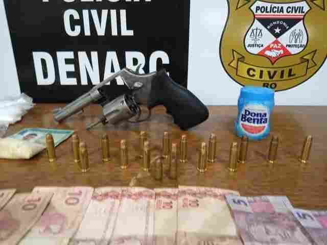 Traficante é flagrado com droga e arma
