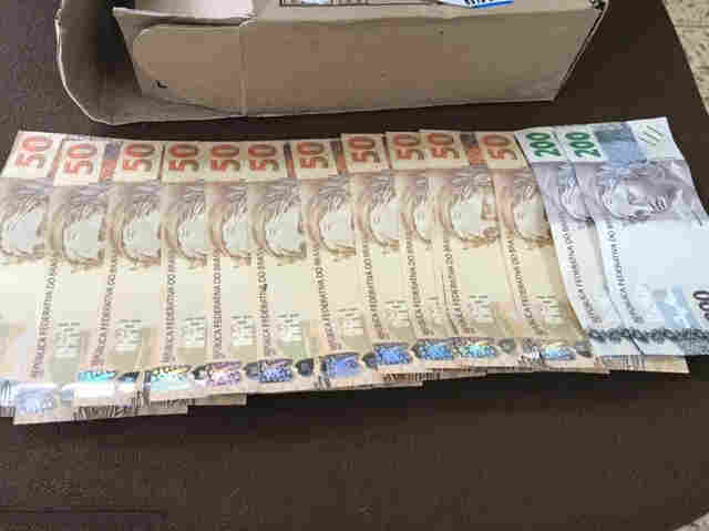 Polícia prende dupla retirando notas falsas nos Correios; menor foi detido