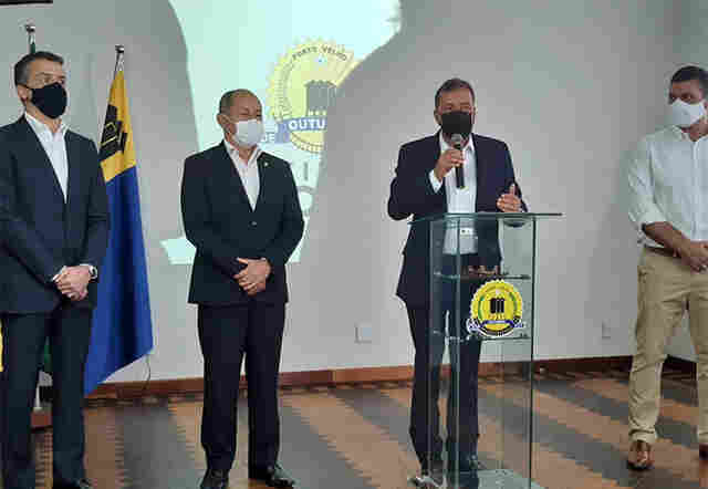 Hildon anuncia compra de 400 mil vacinas e diz que imunizantes chegam em até 30 dias