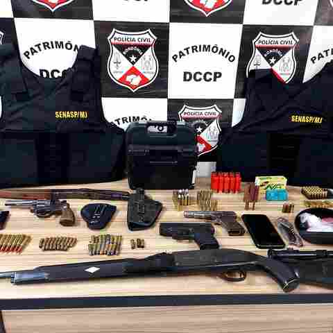 Policial é preso com armas levadas de delegacia