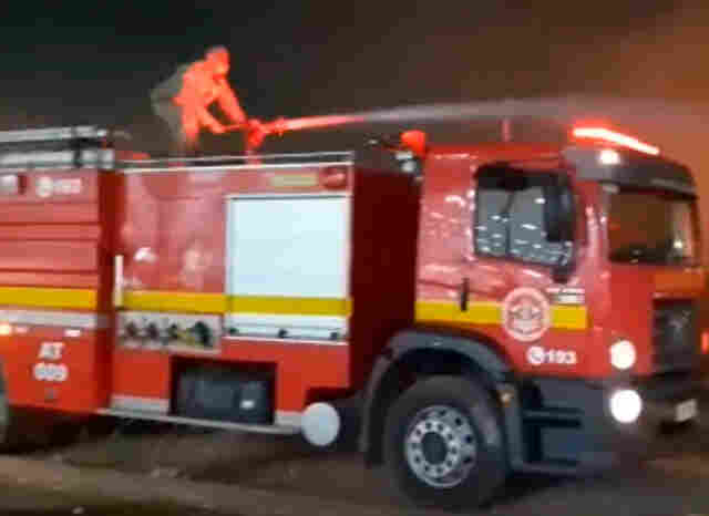 Incêndio destrói ferro velho na zona leste da Capital