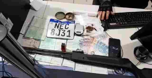 Homem é preso com moto roubada e droga