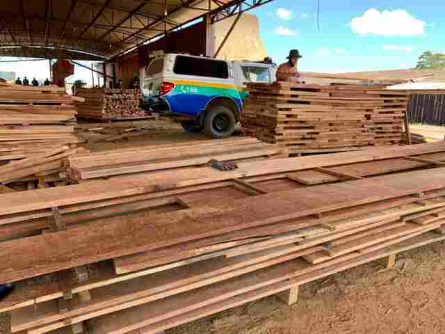 Governo doa a órgãos públicos madeira, veículos e equipamentos apreendidos em operações