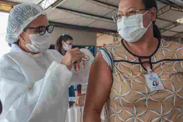 Nova etapa de vacinação da 1ª dose em trabalhadores de saúde inicia nesta quarta-feira