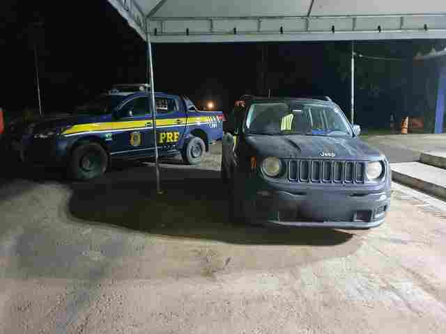 PRF apreende um veículo roubado e outro envolvido em golpe