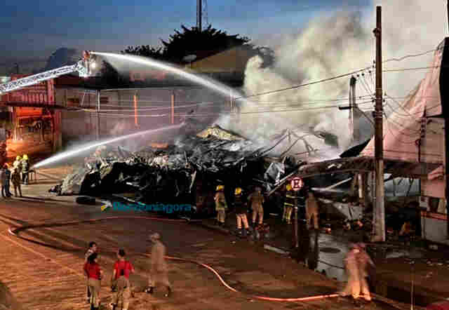 Bombeiros controlam incêndio em revenda de pneus após 4h30 de intenso trabalho; destruição foi total