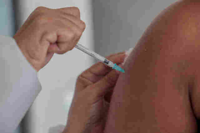 Profissionais de saúde de clínicas e consultórios particulares serão vacinados neste sábado