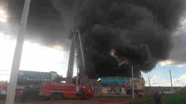 Vídeo e fotos: Bombeiros ainda tentam controlar incêndio em revendedora de pneus