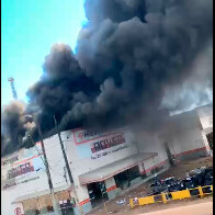 Vídeo: Incêndio de grandes proporções em revenda de pneus na Capital