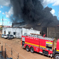Vídeo: Bombeiros tentam controlar incêndio de grandes proporções na Capital